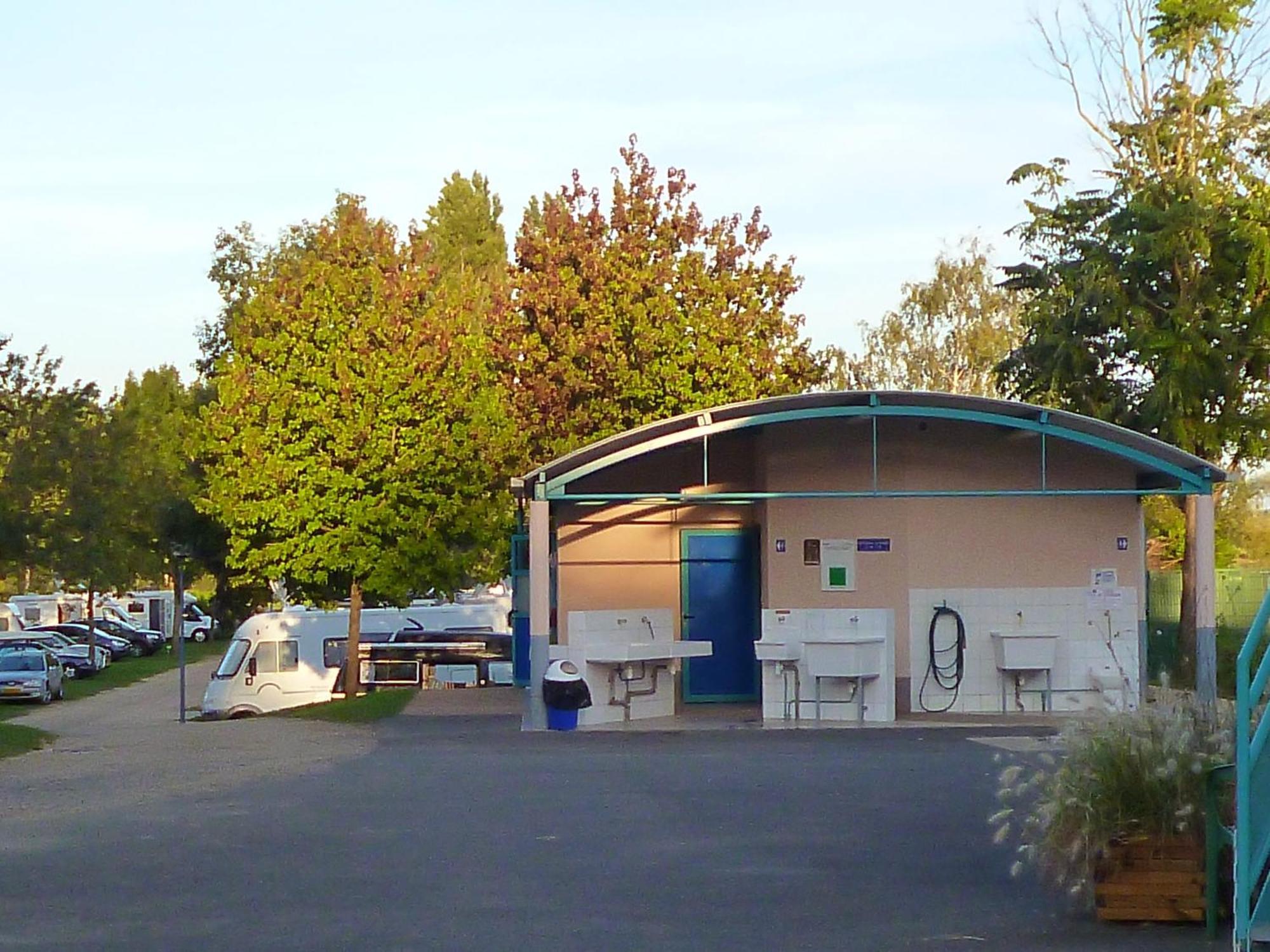 Camping De Tournus - Drole De Cabane Exterior photo