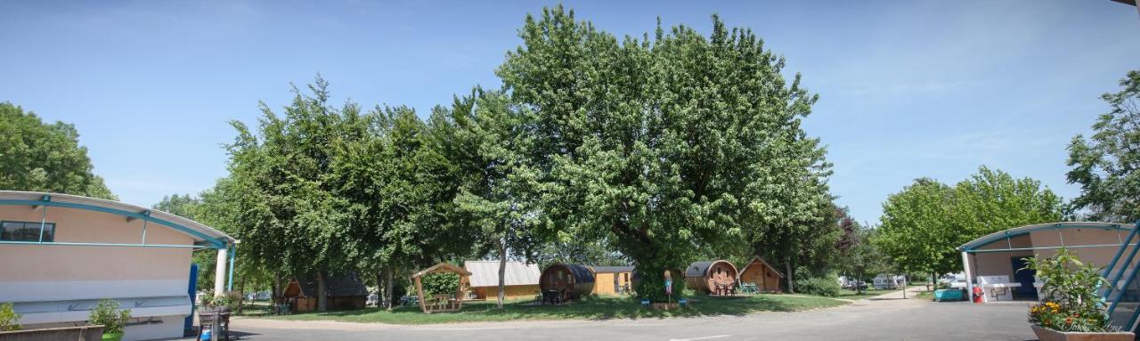 Camping De Tournus - Drole De Cabane Exterior photo