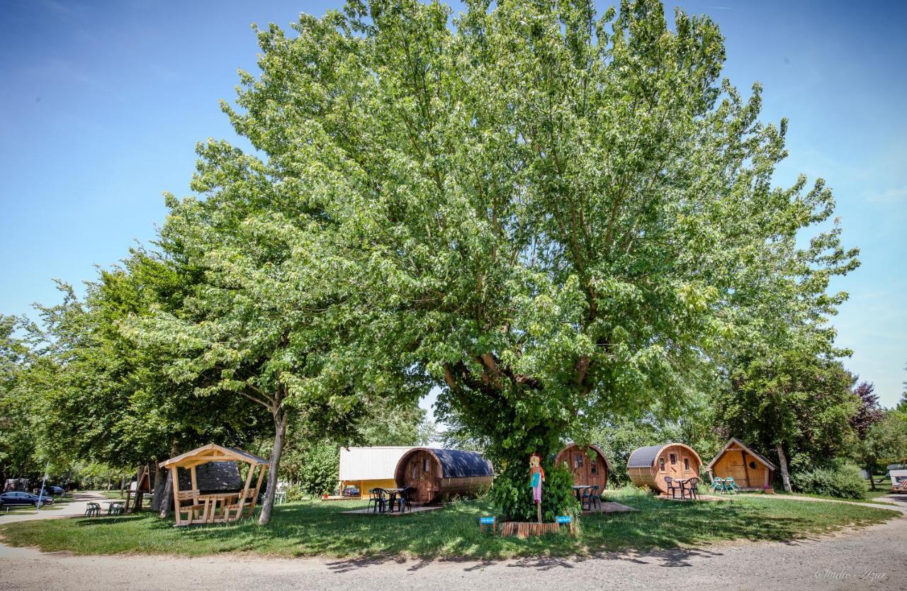 Camping De Tournus - Drole De Cabane Exterior photo